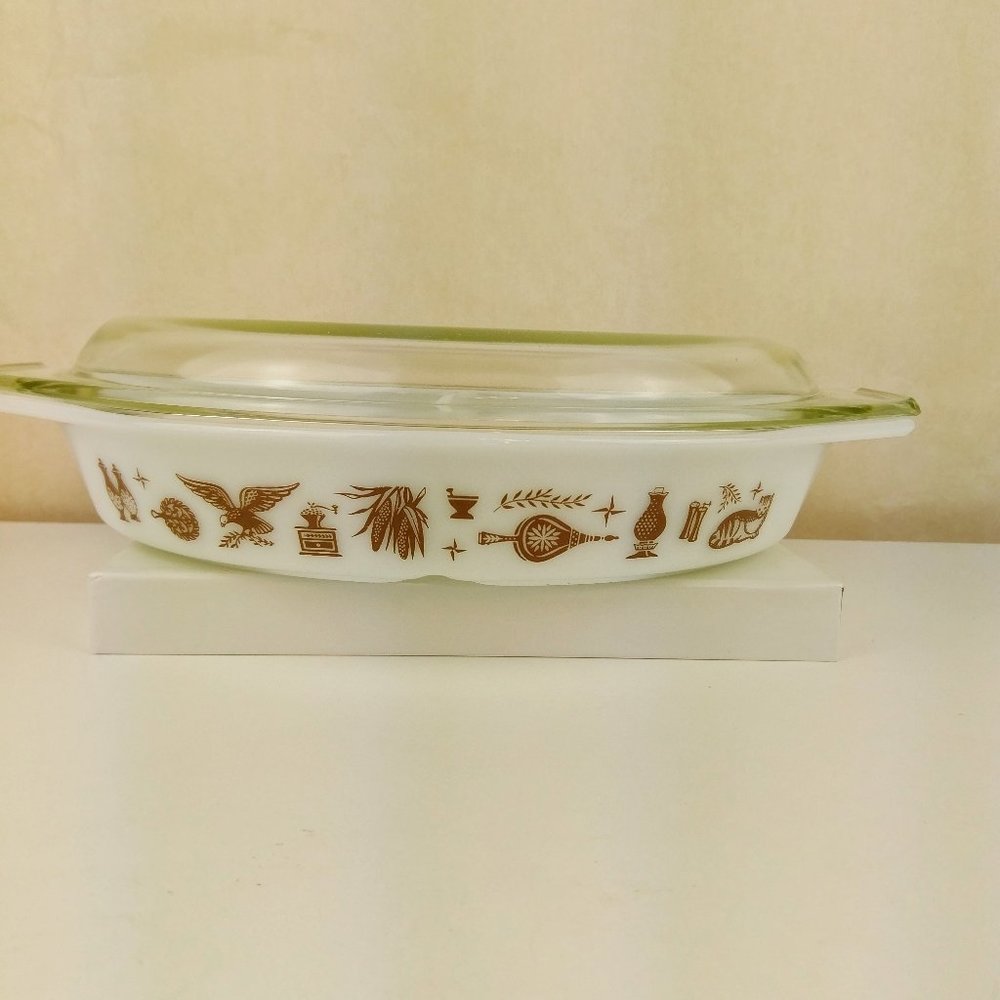 VTG PYREX EARLY AMERICAN GLASS DIVIDED DISH W LID 945 C